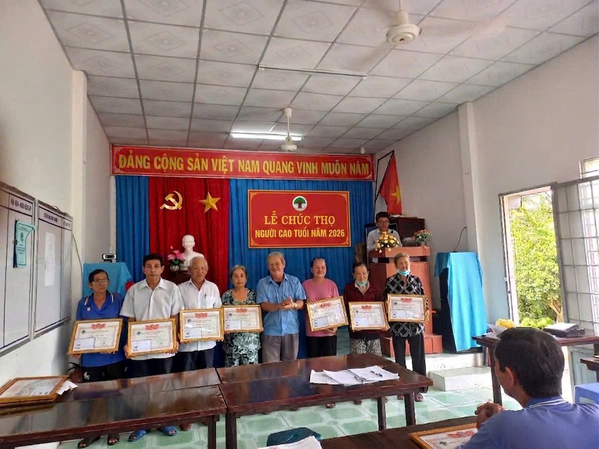 Ông Đào Công Sơn - Bí thư chi bộ - Trưởng Khu phố 6 phát quà cho các cụ cao niên