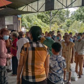 Khu phố 5 trao 72 phần quà hỗ trợ người có hoàn cảnh khó khăn