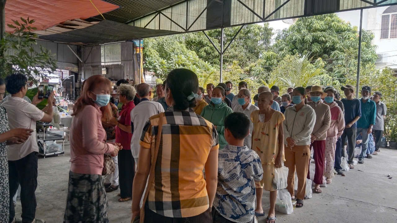 Khu phố 5 trao 72 phần quà hỗ trợ người có hoàn cảnh khó khăn