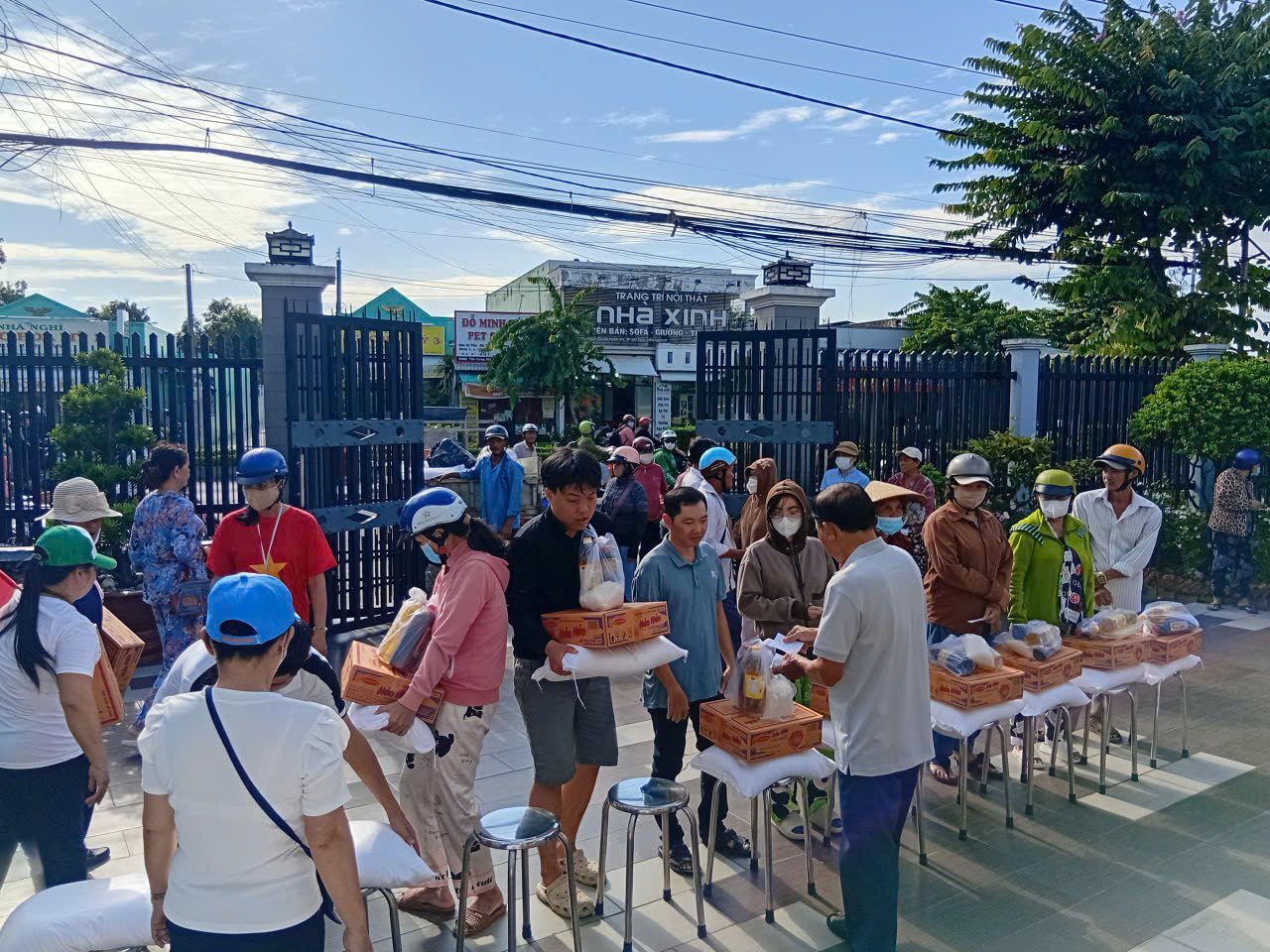 khu phố 5 tặng quà cho gia đình khó khăn